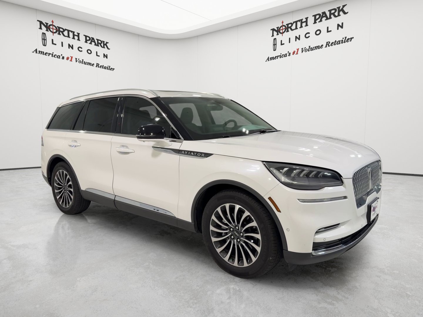 Used 2023 Lincoln Aviator Reserve w/ Class IV Trailer Tow Package RWD image 7