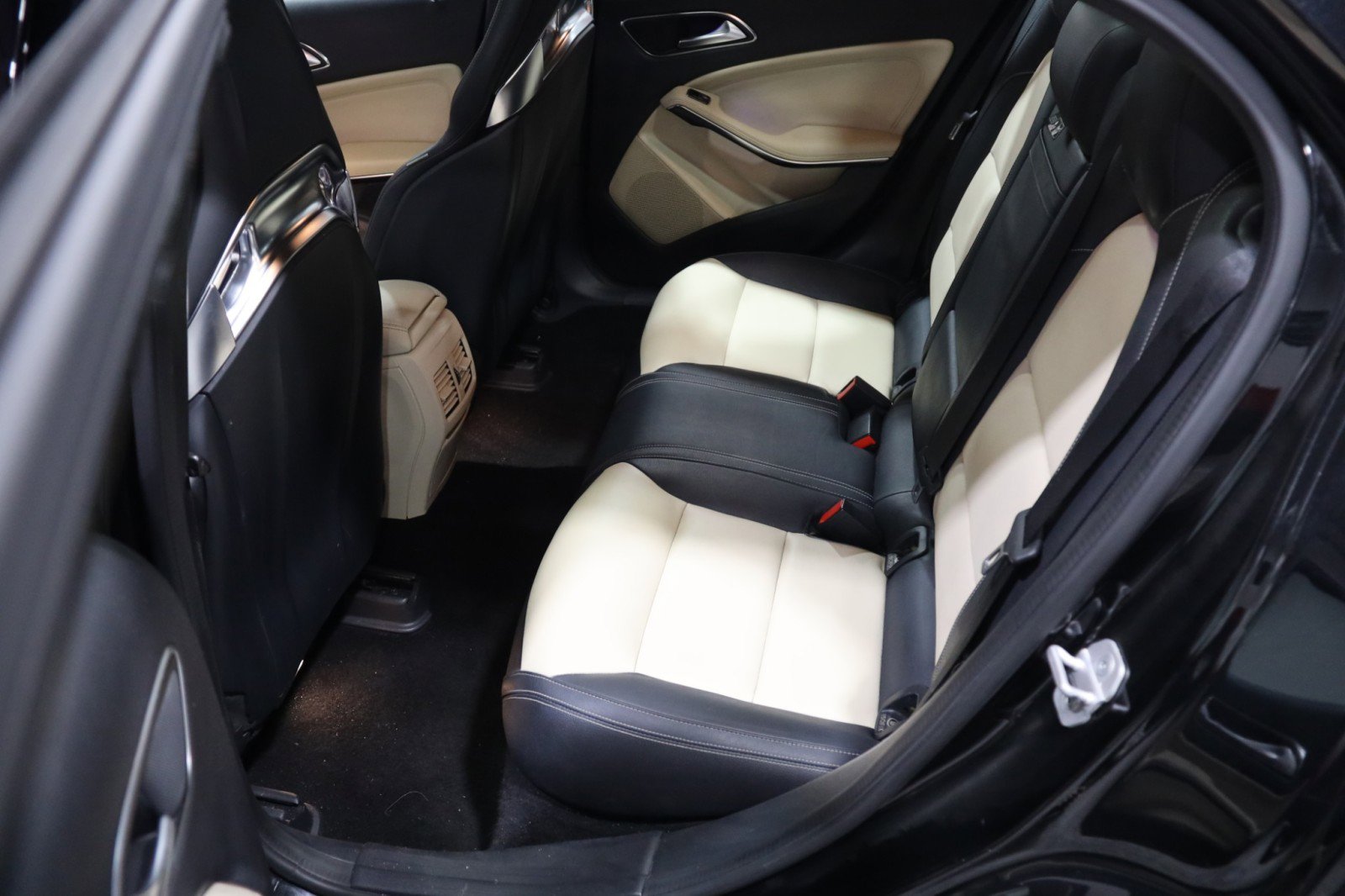 Used 2018 Mercedes-Benz GLA 45 AMG 4MATIC w/ Multimedia Package image 43