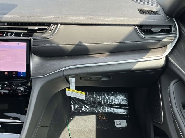 New 2025 Jeep Grand Cherokee Limited w/ Luxury Tech Group II image 16