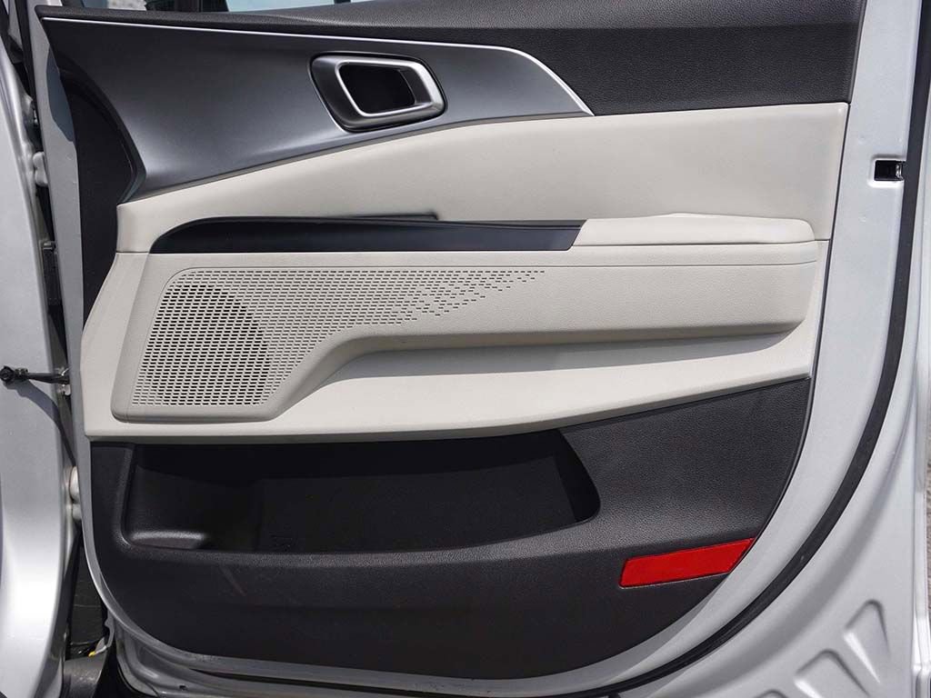 Used 2023 Kia Carnival LX image 21