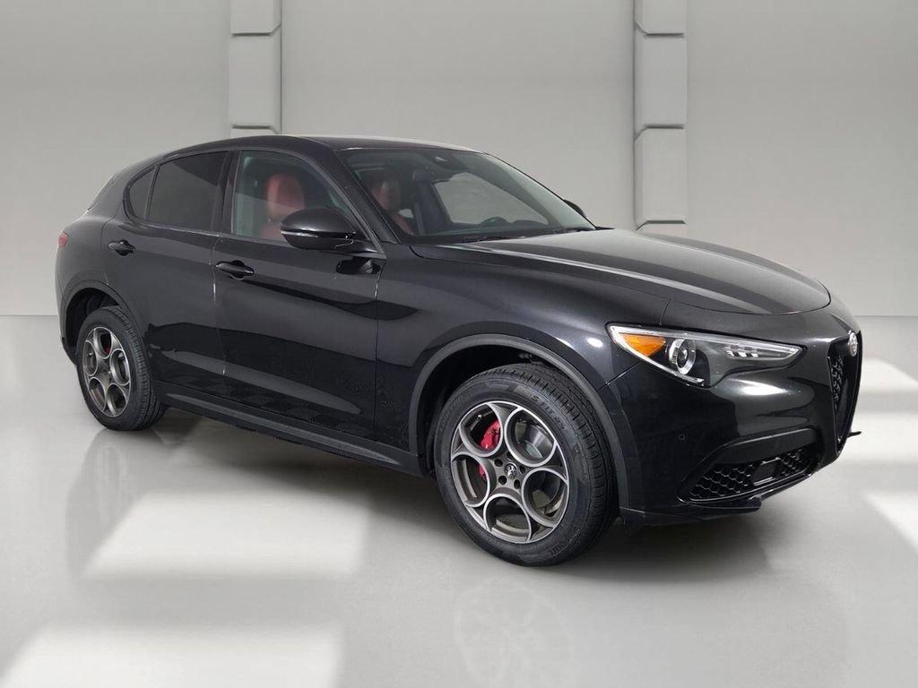 Used 2023 Alfa Romeo Stelvio Sprint RWD image 2