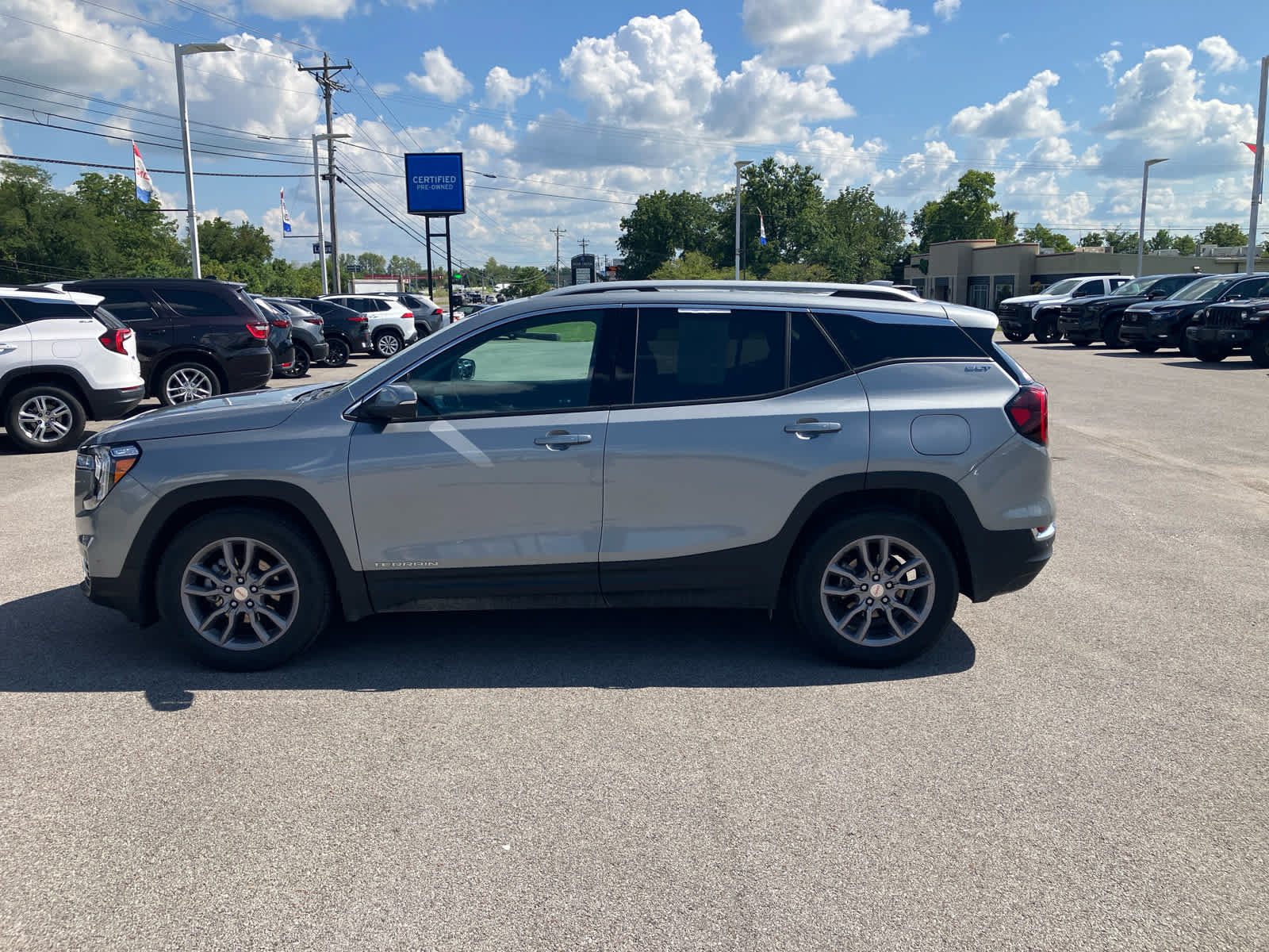 Used 2024 GMC Terrain SLT w/ Tech Package FWD image 4