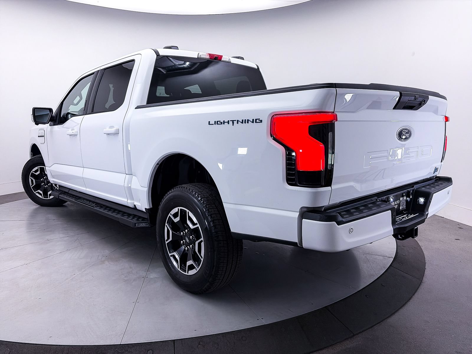 Used 2022 Ford F150 Lightning XLT AWD/4WD image 2