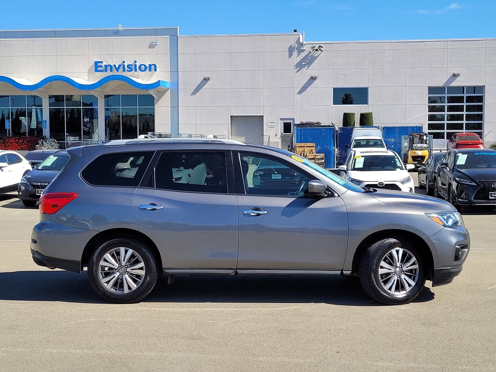 Used 2018 Nissan Pathfinder SV w/ SV Tech Package image 3
