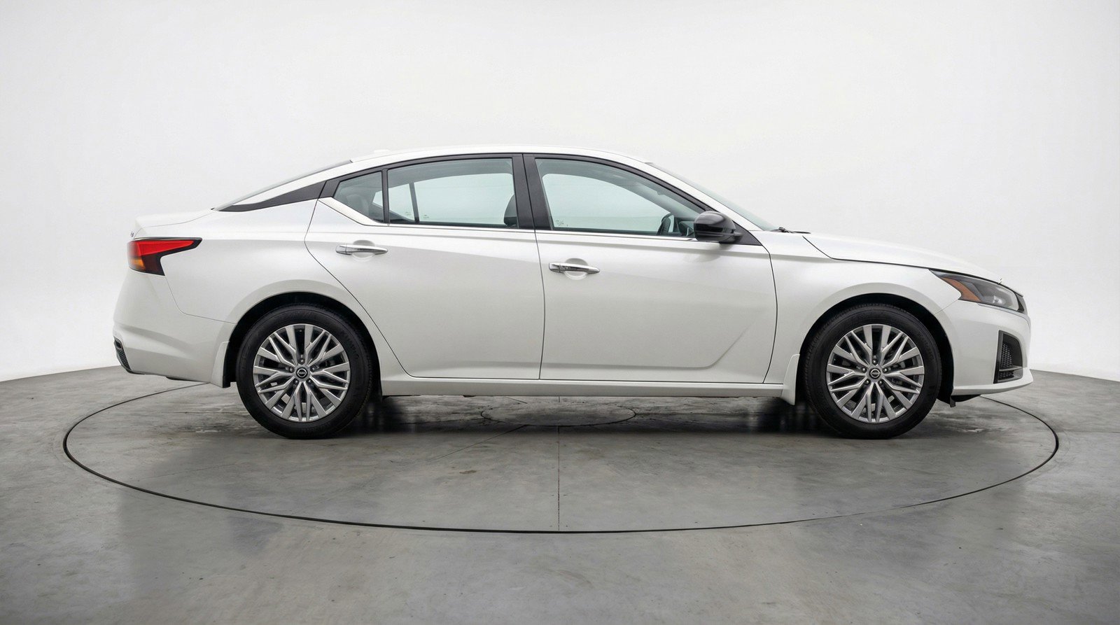 Used 2025 Nissan Altima 2.5 SV image 11
