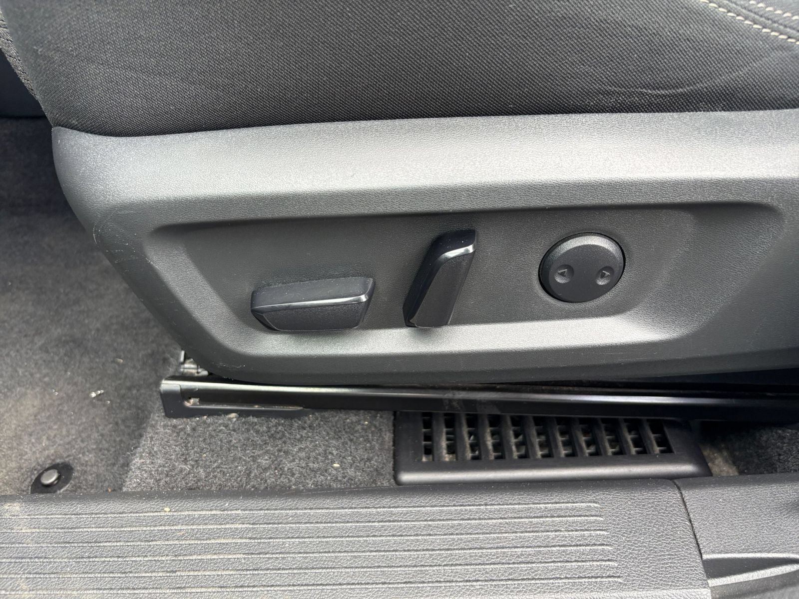 Used 2022 Nissan Rogue SV FWD image 18