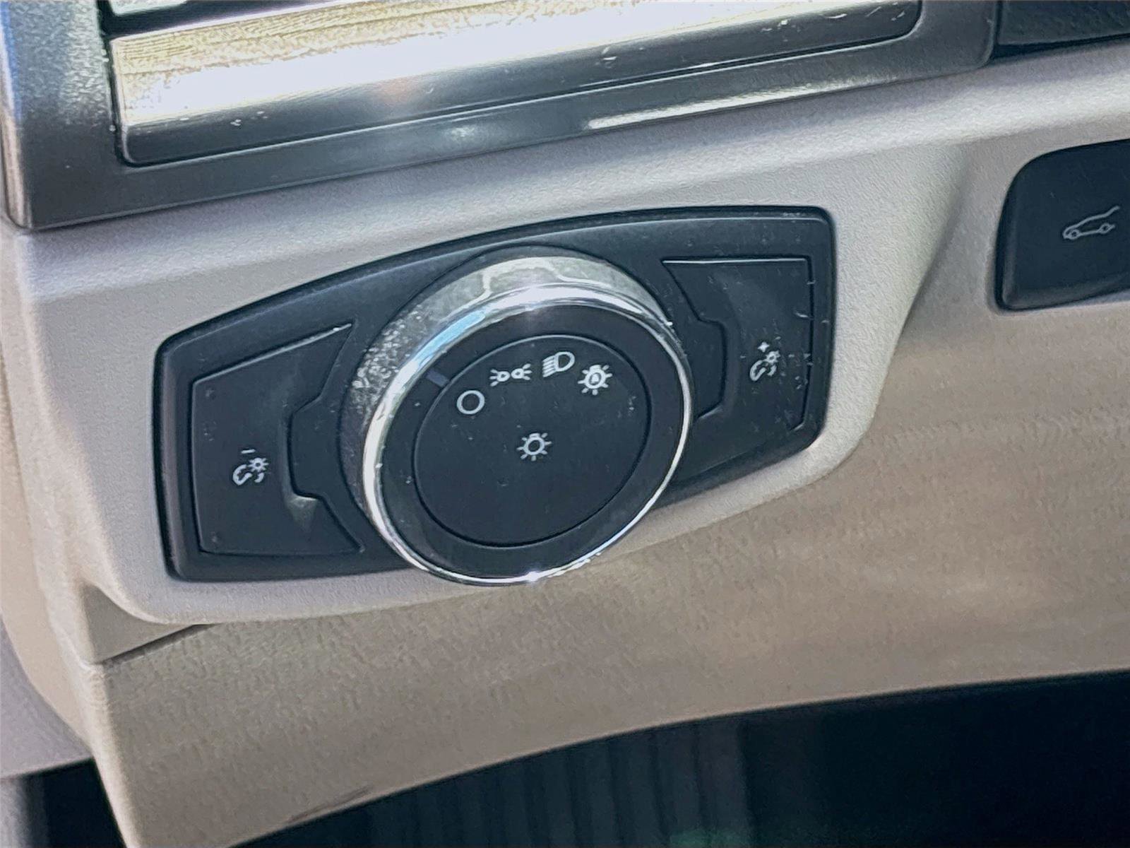 Used 2018 Ford Fusion SE w/ Fusion SE Technology Package FWD image 17