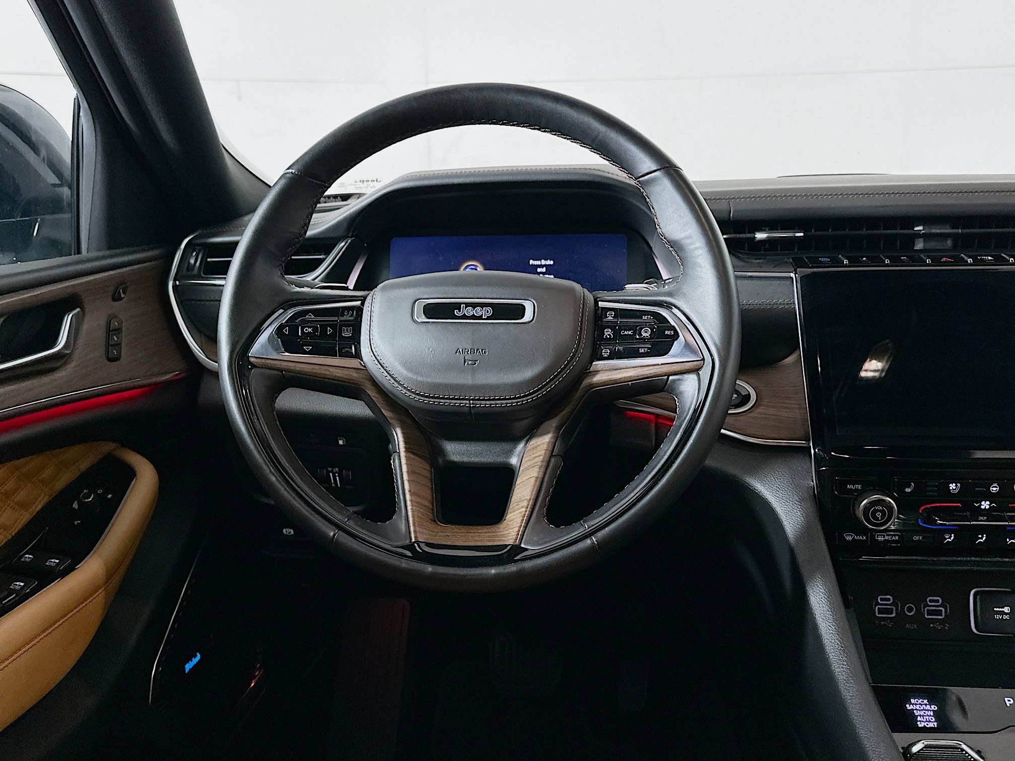 Used 2022 Jeep Grand Cherokee Summit w/ Advanced Protech Group IV AWD/4WD image 18