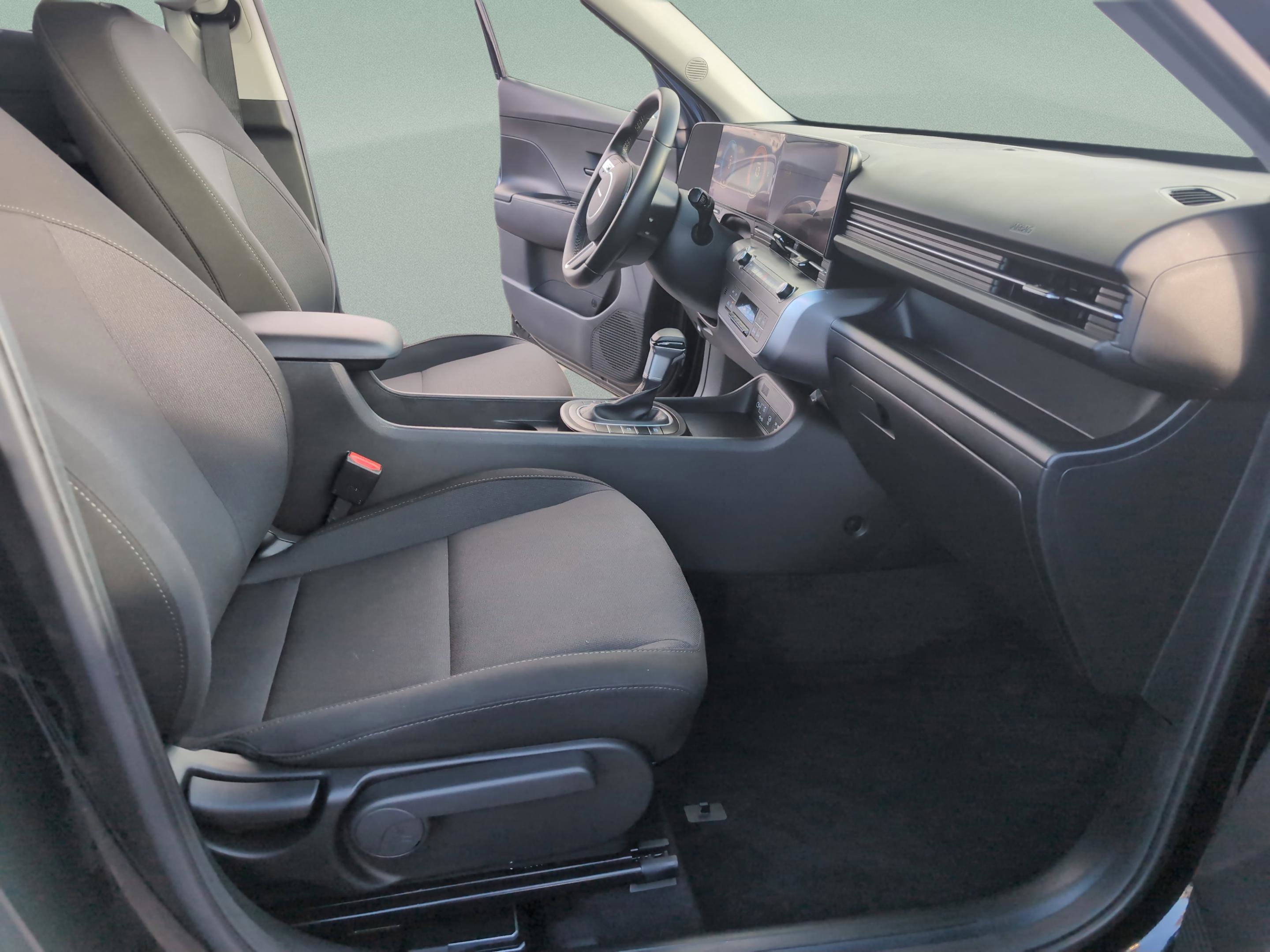 Used 2025 Hyundai Kona SEL image 24