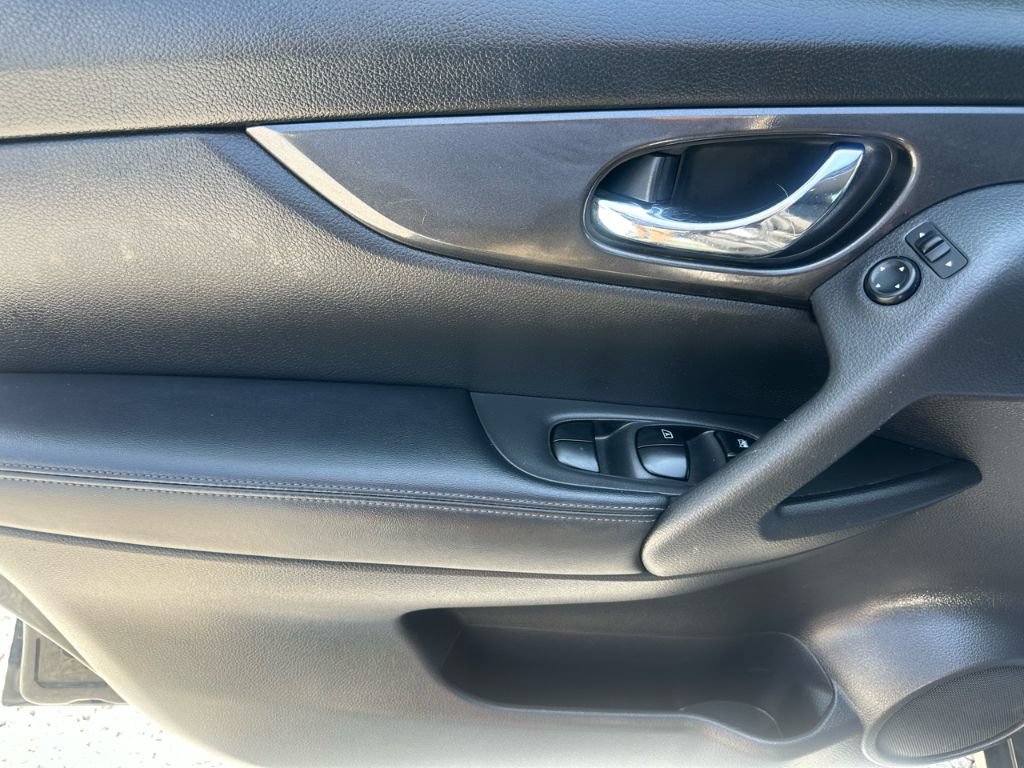 Used 2018 Nissan Rogue S AWD/4WD image 11