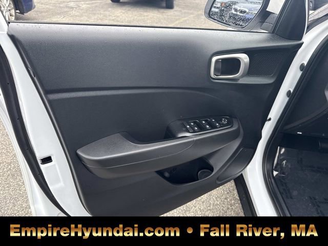 Used 2025 Hyundai Venue SE image 16