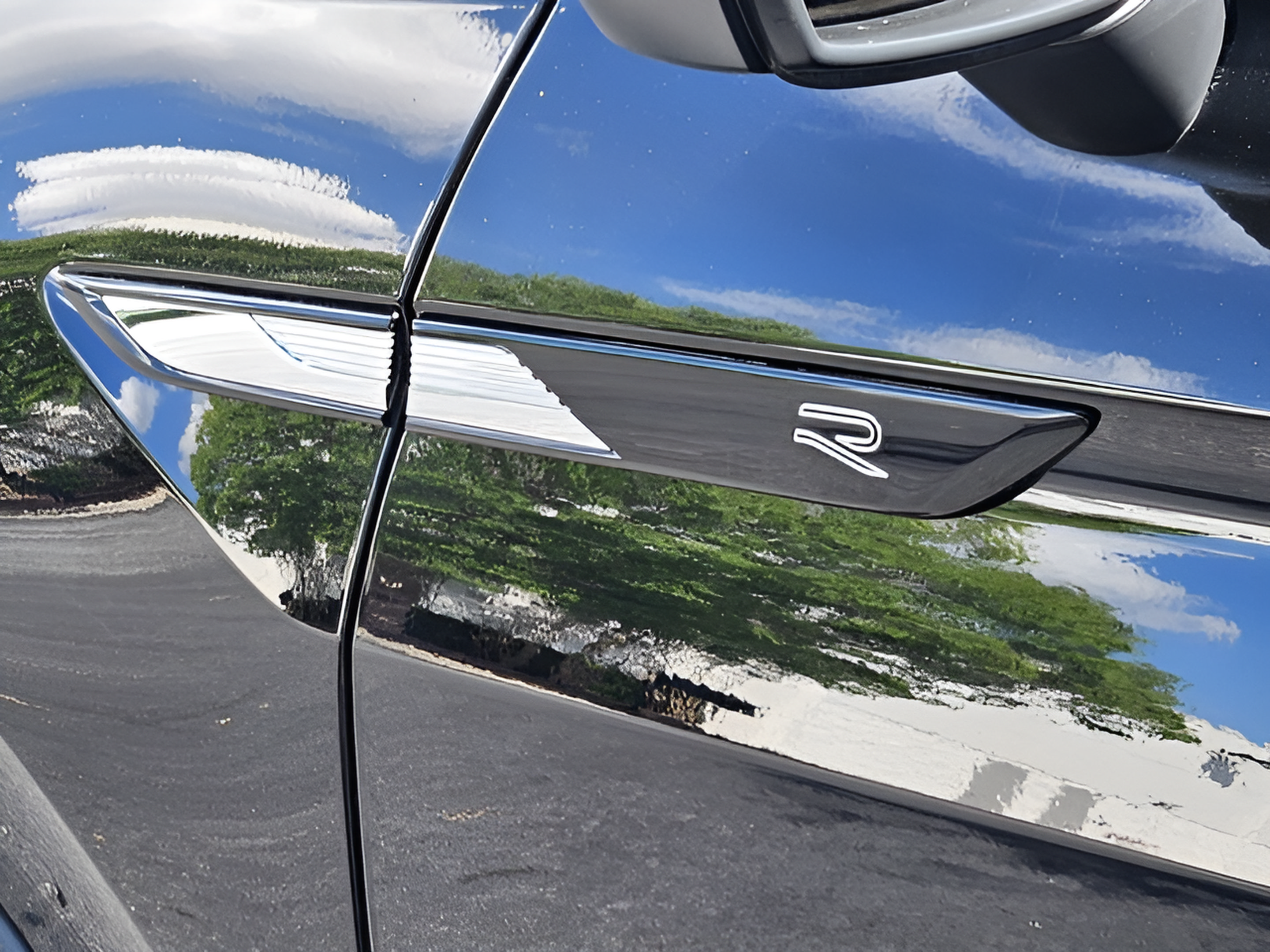 Certified 2023 Volkswagen Tiguan SE R-Line FWD image 31