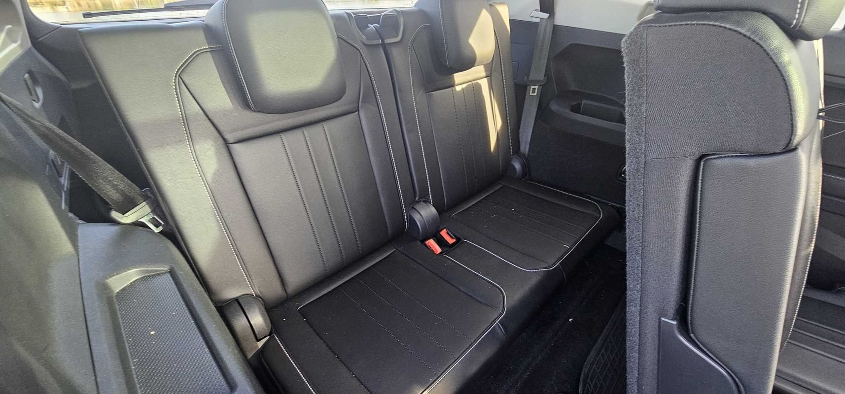Used 2024 Volkswagen Tiguan SE w/ Panoramic Sunroof Package FWD image 28