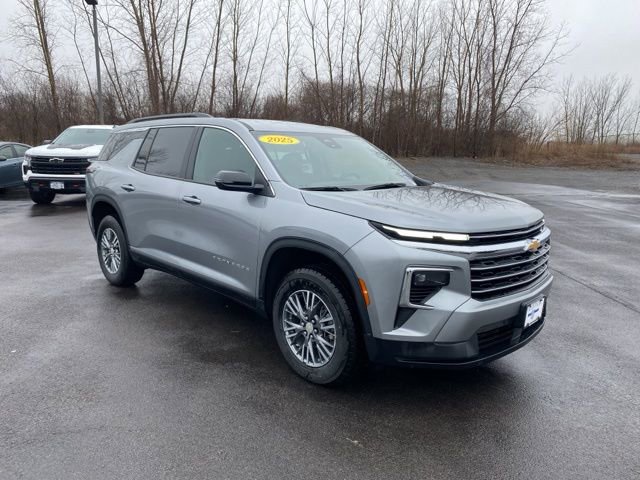 Used 2025 Chevrolet Traverse LT image 1