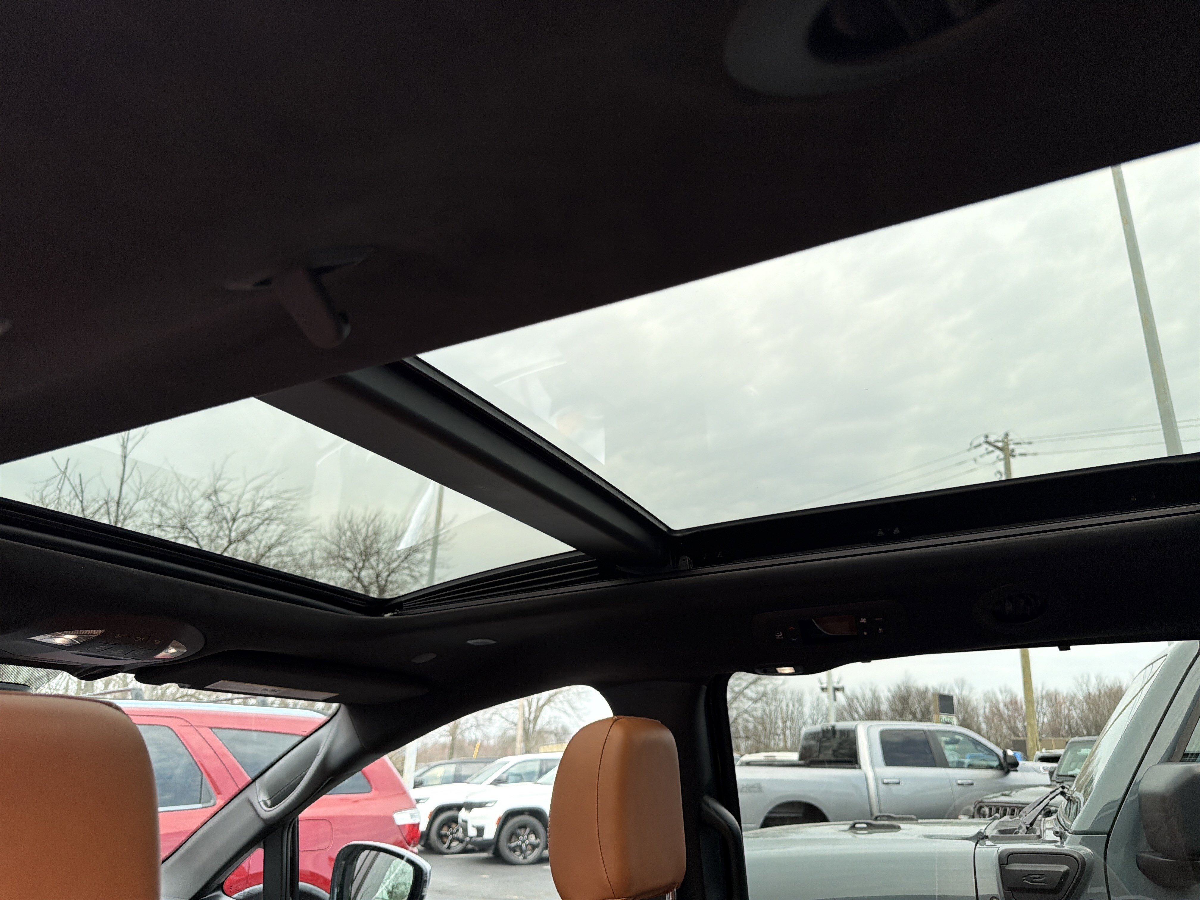 Used 2024 Chrysler Pacifica Pinnacle w/ Trailer Tow Group image 14