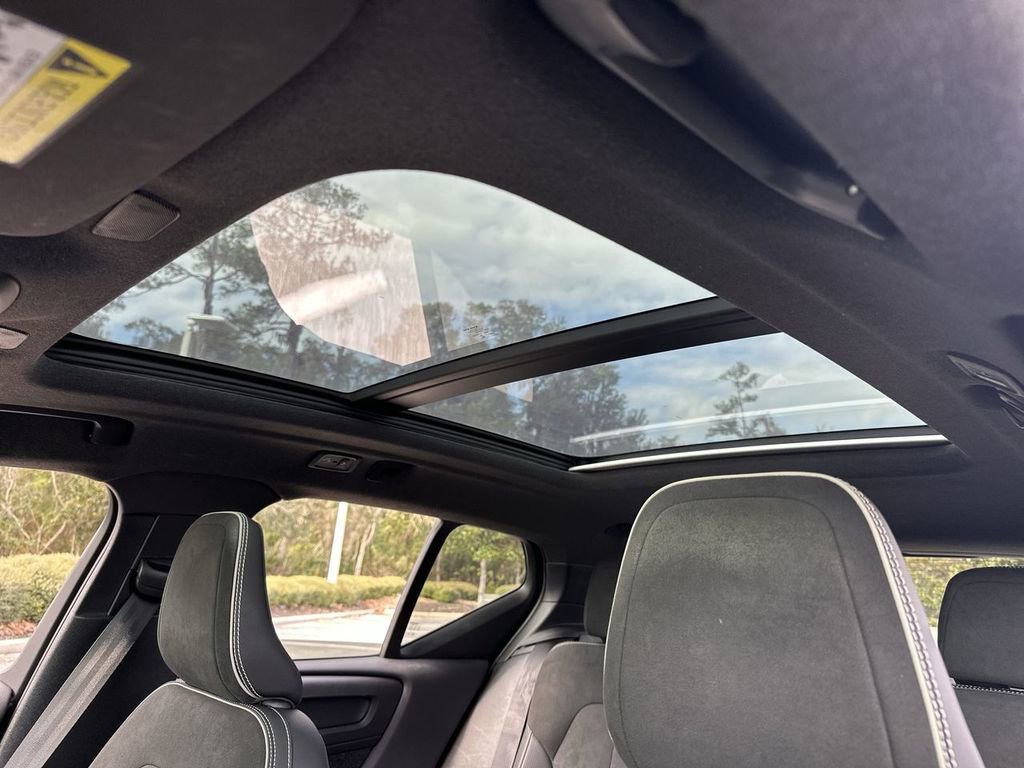 Used 2019 Volvo XC40 T5 R-Design image 23