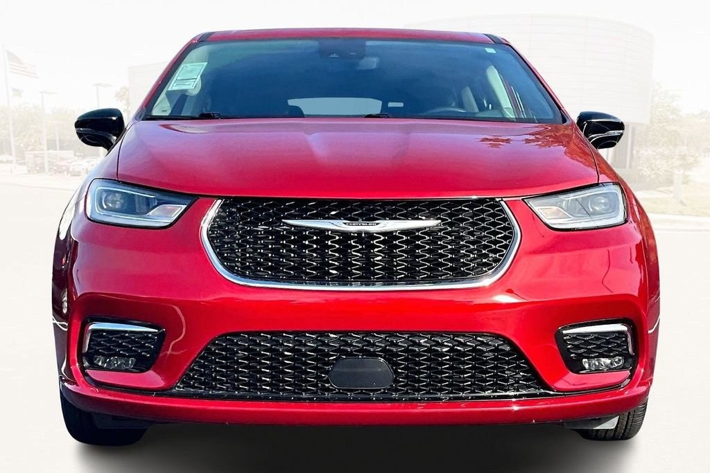 Used 2024 Chrysler Pacifica Touring-L image 2