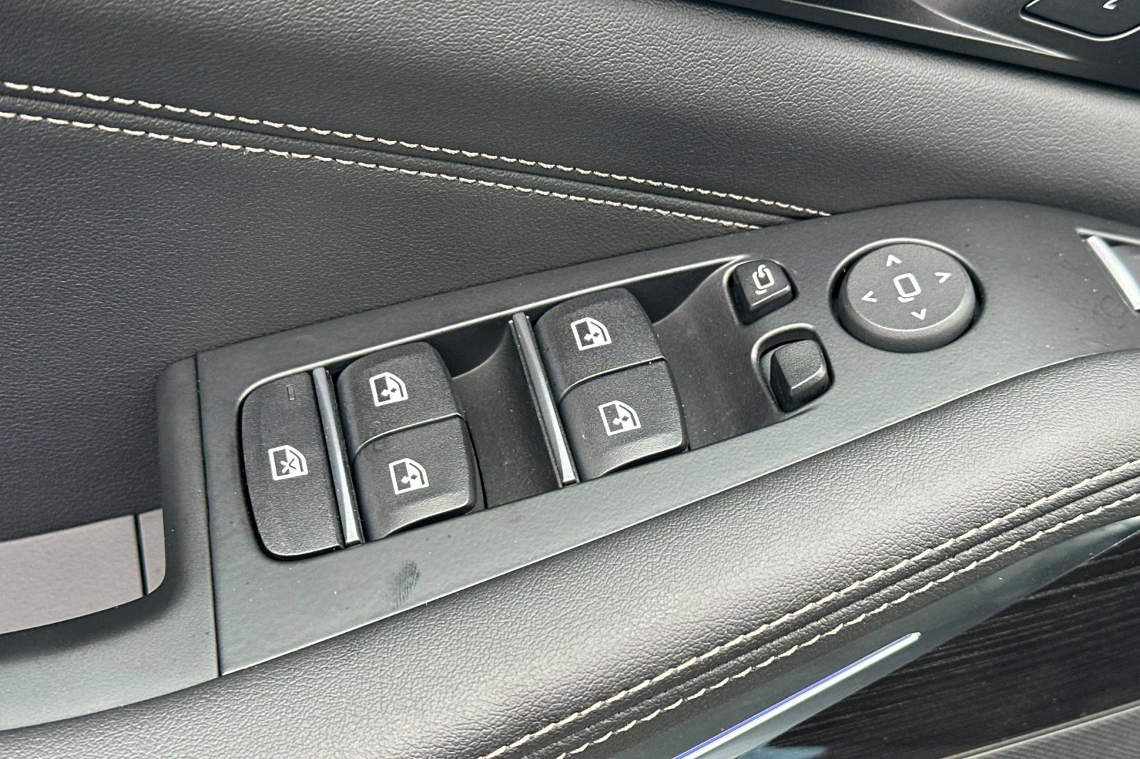 Used 2025 BMW X5 xDrive40i w/ M Sport Package image 13