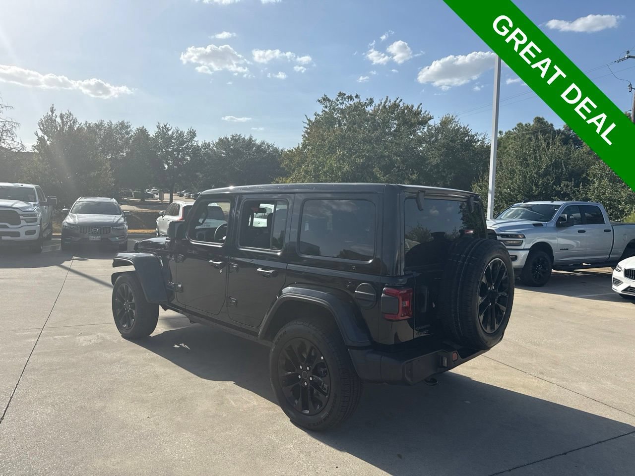 Used 2025 Jeep Wrangler Unlimited Sahara w/ Safety Group AWD/4WD image 7