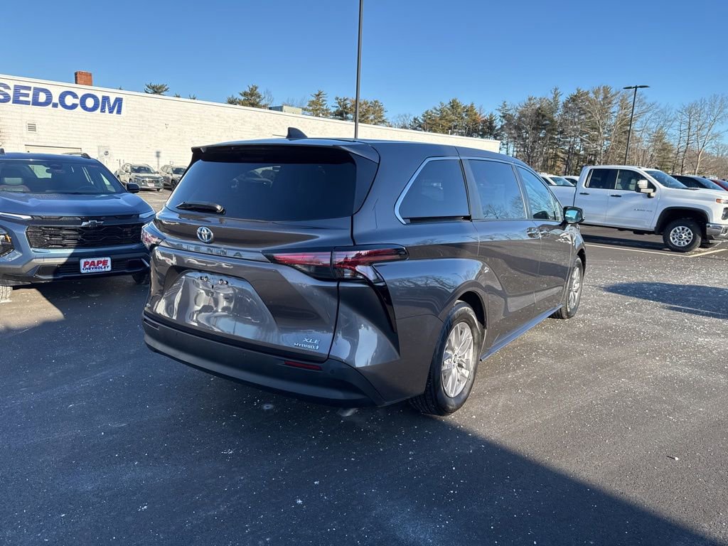 Used 2022 Toyota Sienna XLE image 3