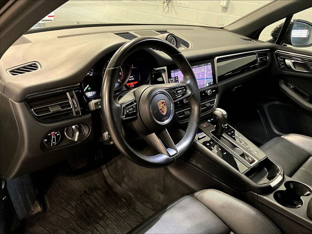 Certified 2023 Porsche Macan image 4
