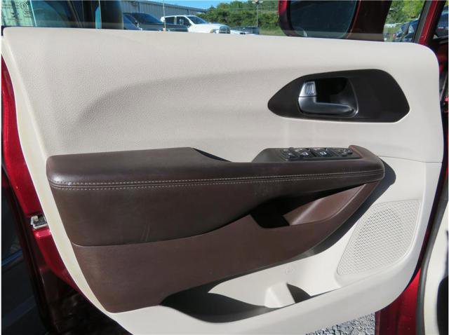 Used 2017 Chrysler Pacifica Touring-L Plus image 13