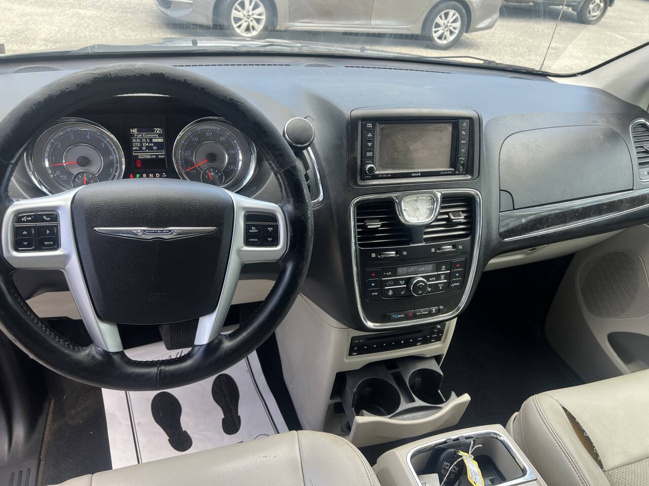 Used 2013 Chrysler Town & Country Touring-L w/ Entertainment Group #2 FWD image 21