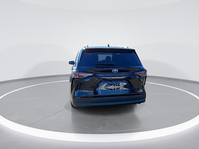 Used 2024 Toyota Sienna XLE image 9