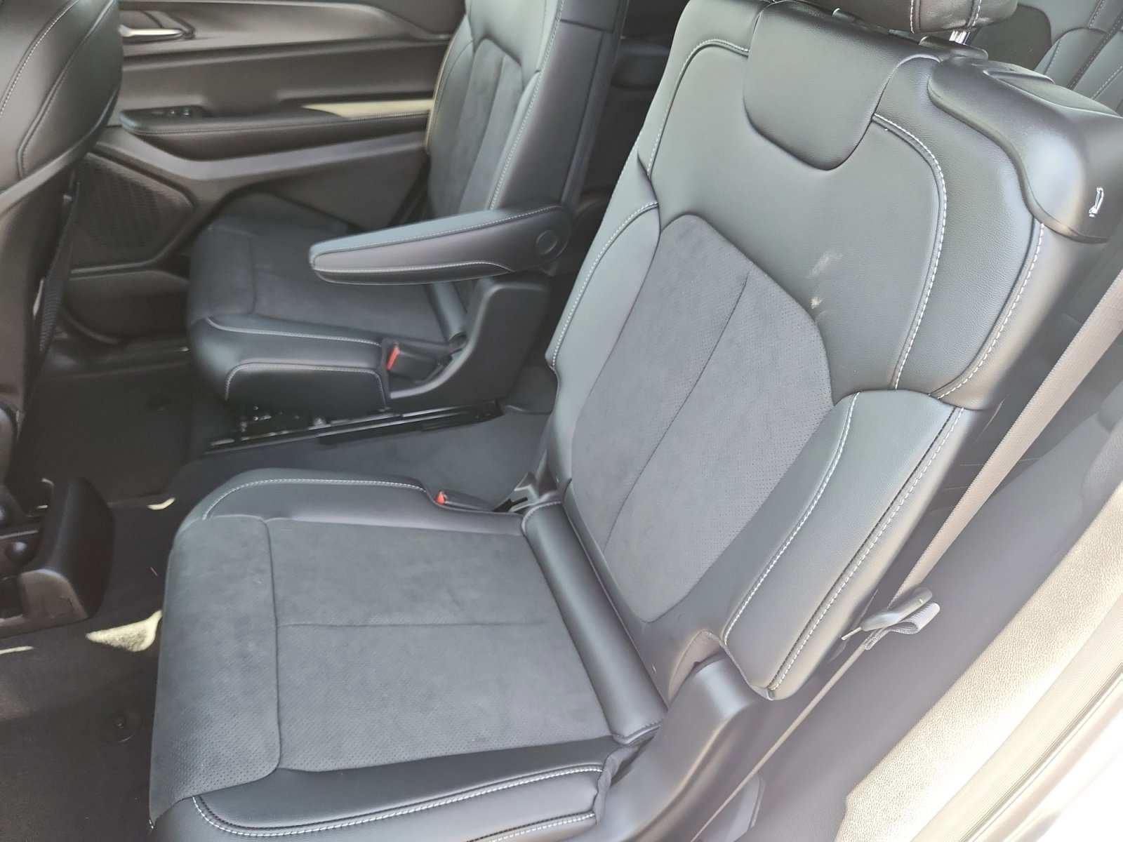 New 2025 Jeep Grand Cherokee L Altitude image 17