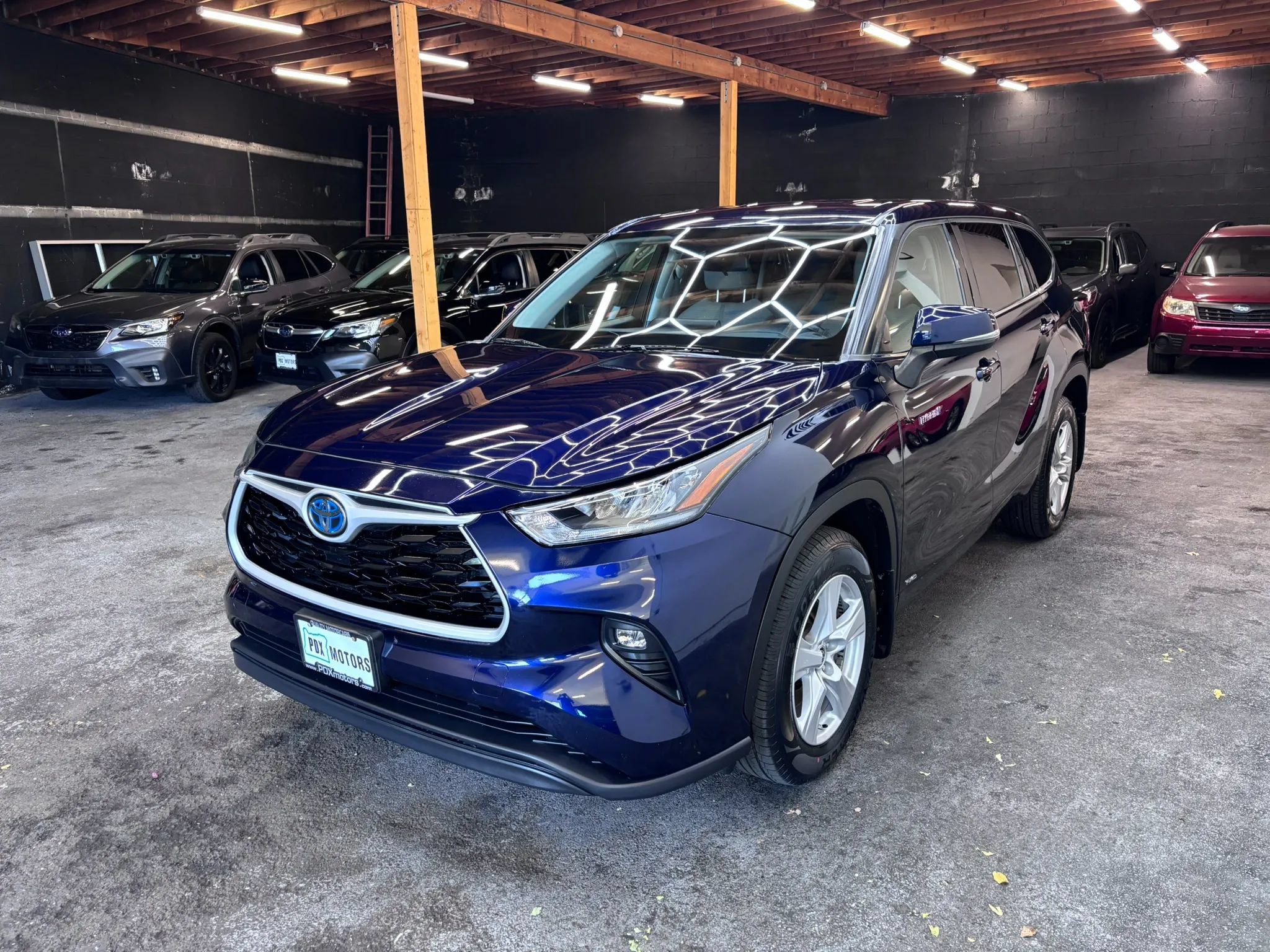 Used 2020 Toyota Highlander LE AWD/4WD image 3