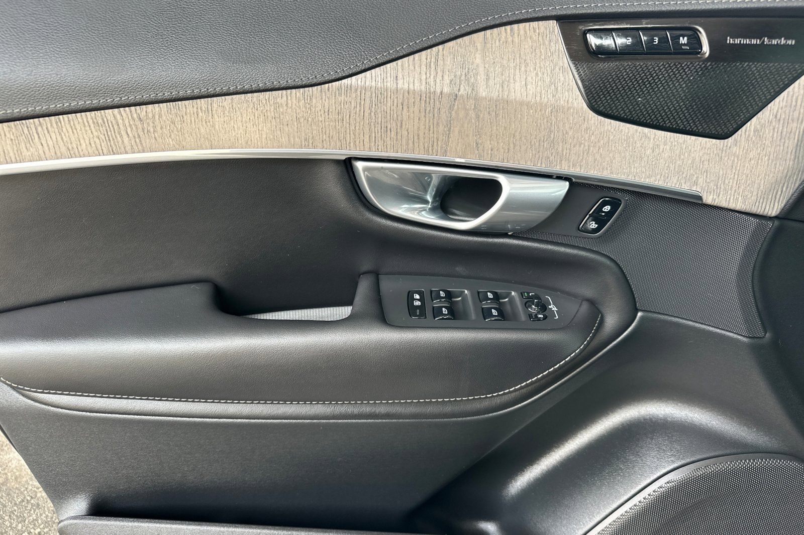 Certified 2024 Volvo XC90 T8 Ultimate w/ Lounge Package image 11