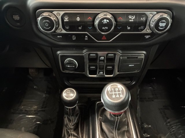 Used 2022 Jeep Wrangler Unlimited Sahara w/ Cold Weather Group AWD/4WD image 20
