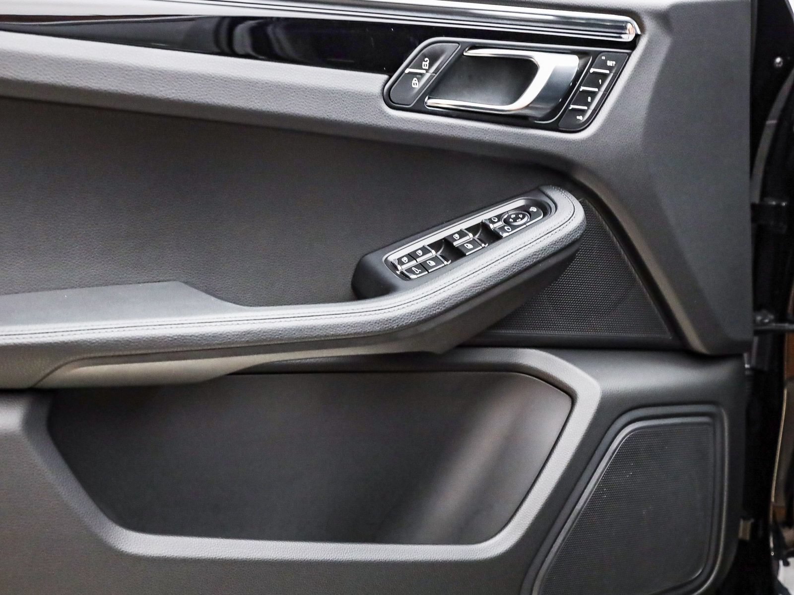 Certified 2026 Porsche Macan AWD/4WD image 24