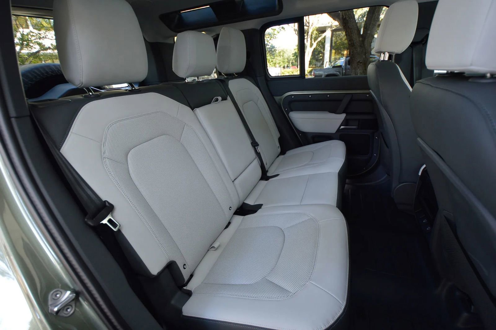 Used 2025 Land Rover Defender 110 X-Dynamic SE image 56