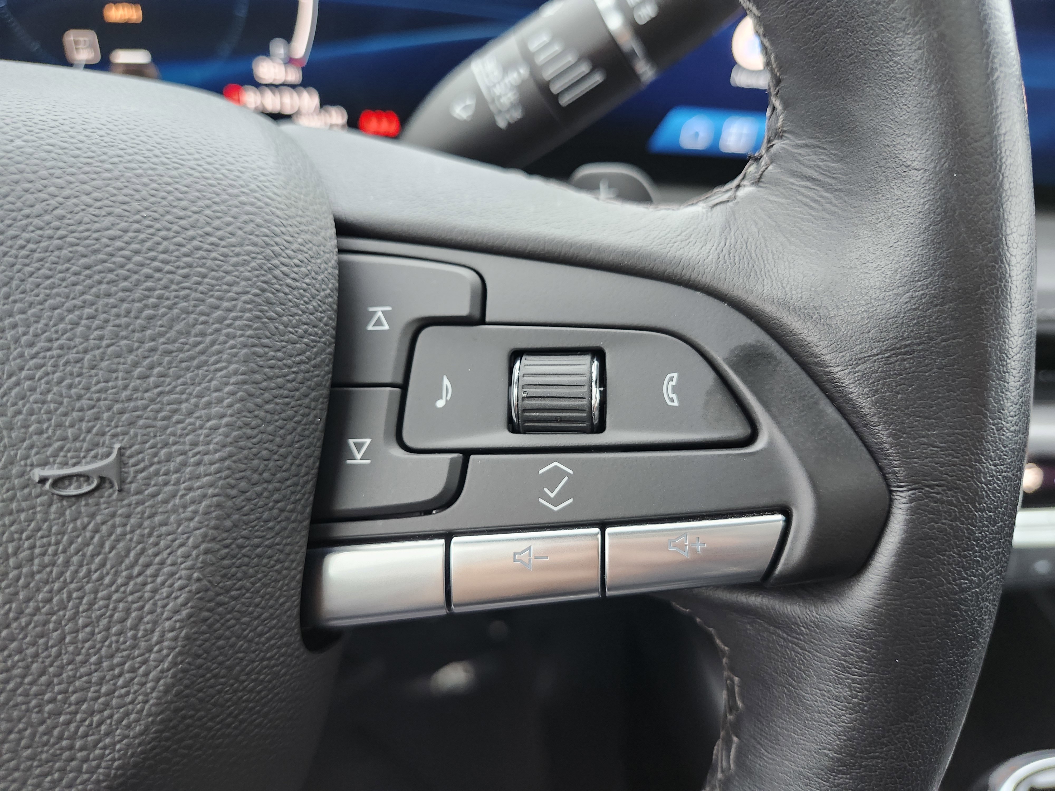 Used 2024 Cadillac XT4 Premium Luxury image 39