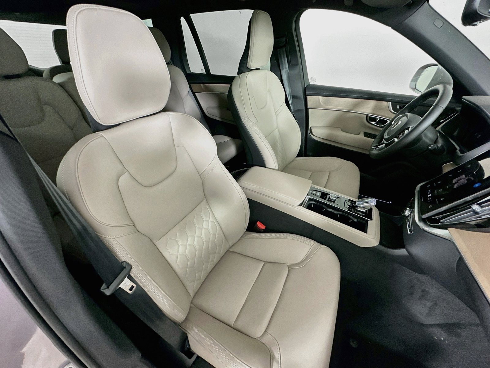 New 2026 Volvo XC90 T8 Plus w/ Protection Package AWD/4WD image 44