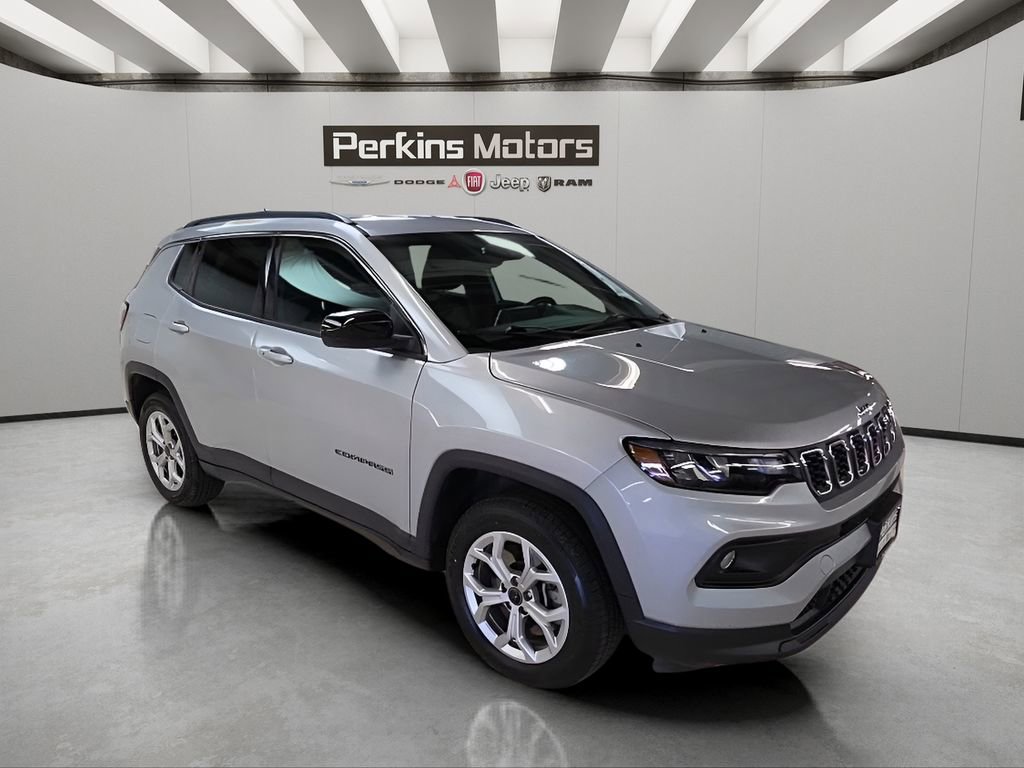 Used 2025 Jeep Compass Latitude AWD/4WD image 7