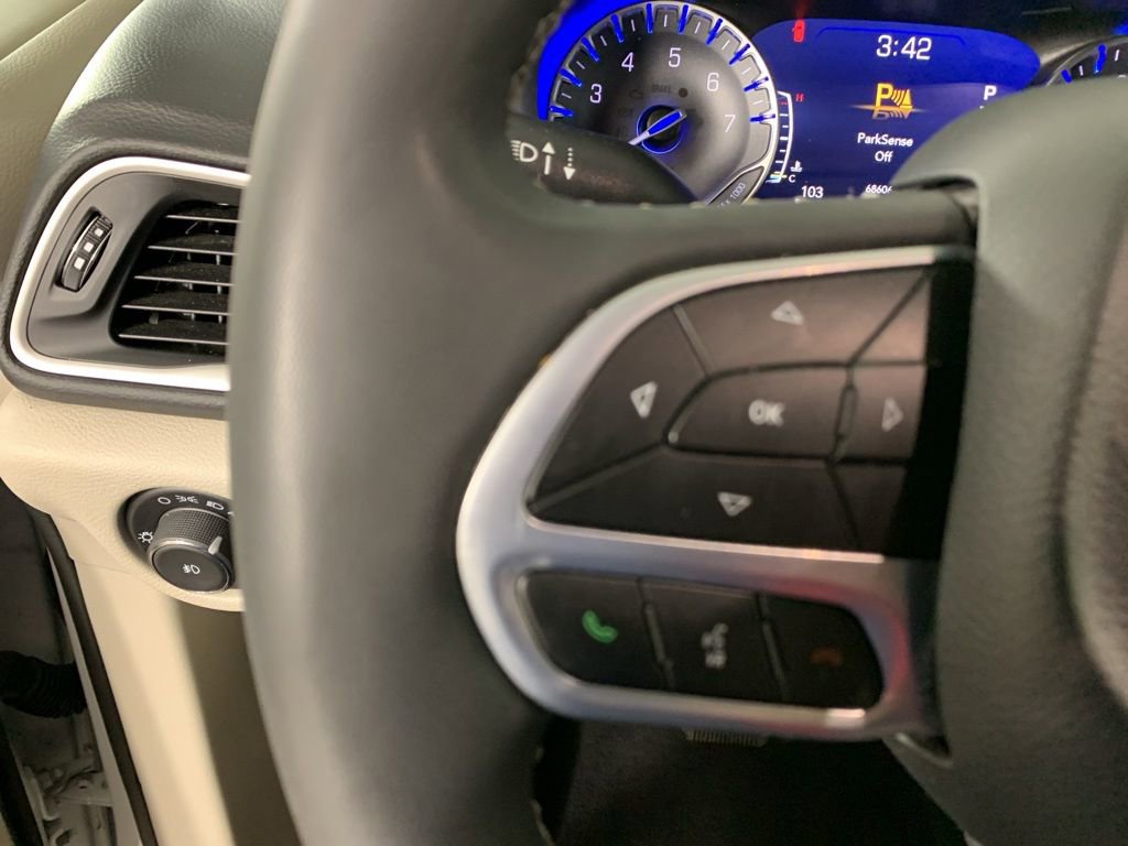 Used 2024 Chrysler Pacifica Touring-L image 22