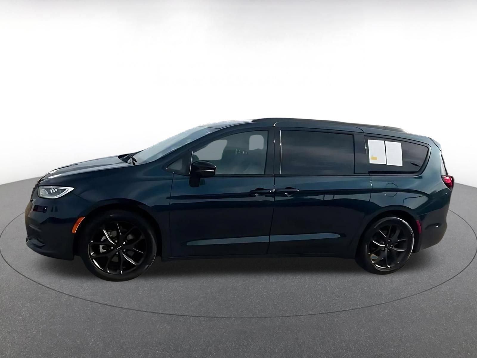 Used 2025 Chrysler Pacifica Limited FWD image 7
