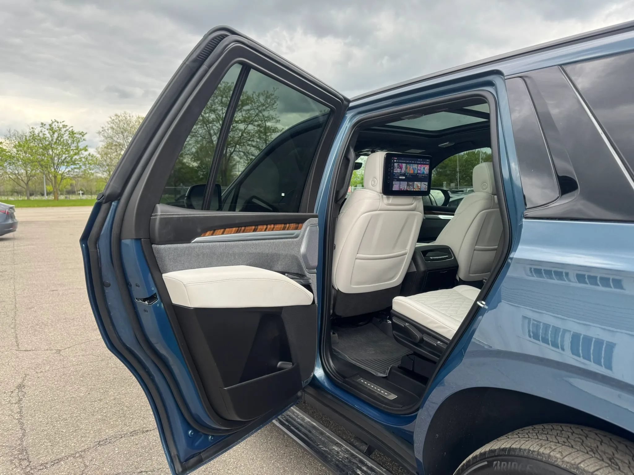 Used 2025 Cadillac Escalade Sport Platinum w/ LPO, Floor Liner Package AWD/4WD image 20