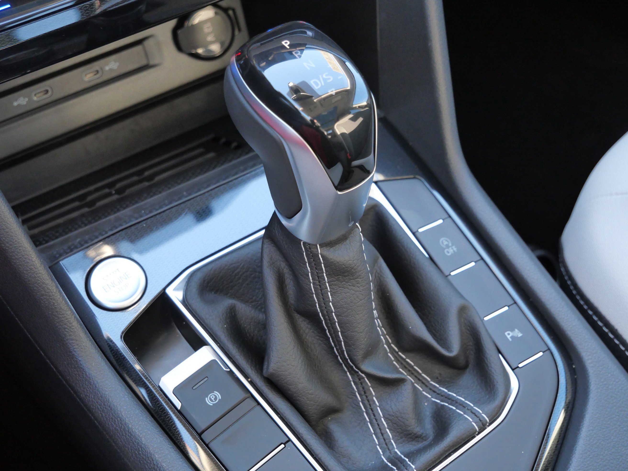 Certified 2025 Volkswagen Taos SE image 25