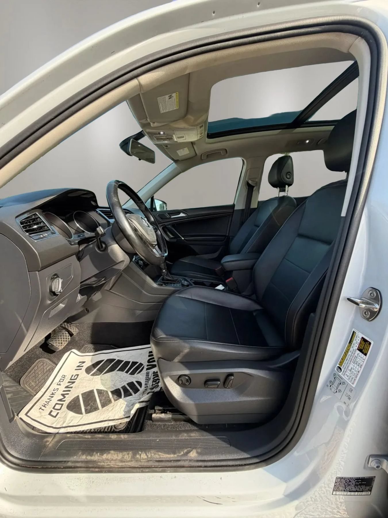 Used 2018 Volkswagen Tiguan SE w/ Panoramic Sunroof Package AWD/4WD image 9
