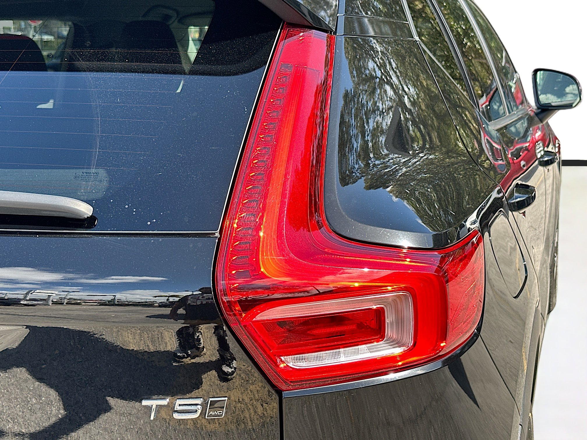 Used 2020 Volvo XC40 T5 Momentum w/ Protection Package Premier image 28