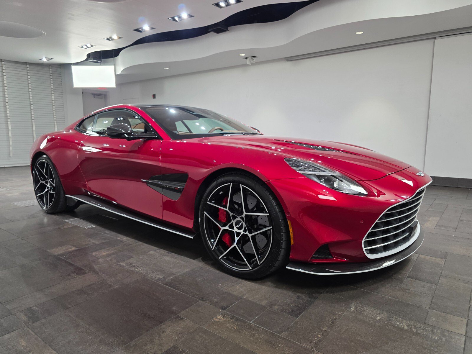 Used 2025 Aston Martin Vanquish RWD video 1