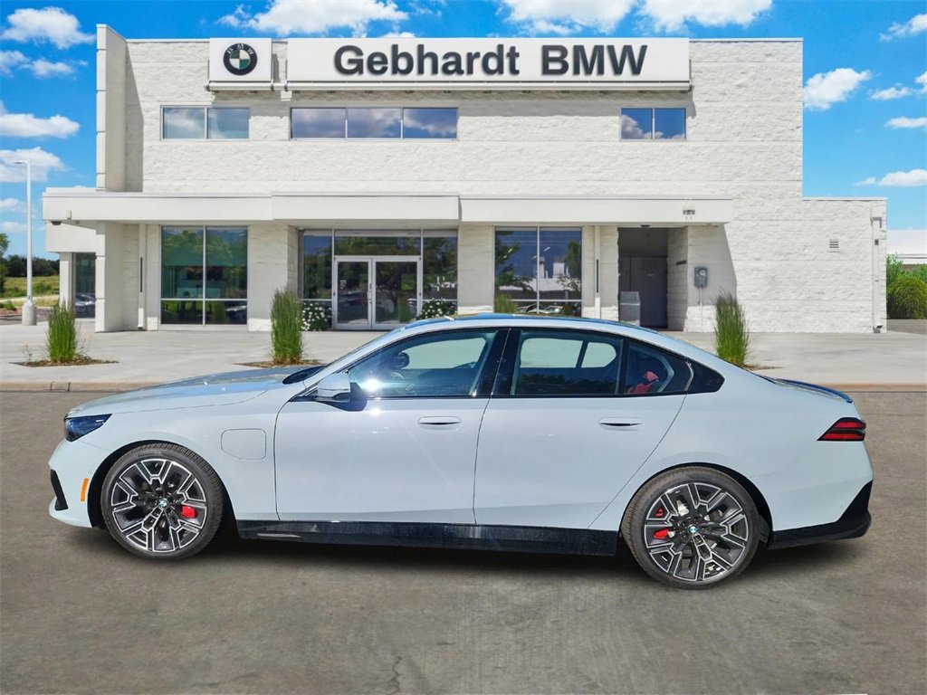 New 2026 BMW 550e xDrive w/ Premium Package image 4