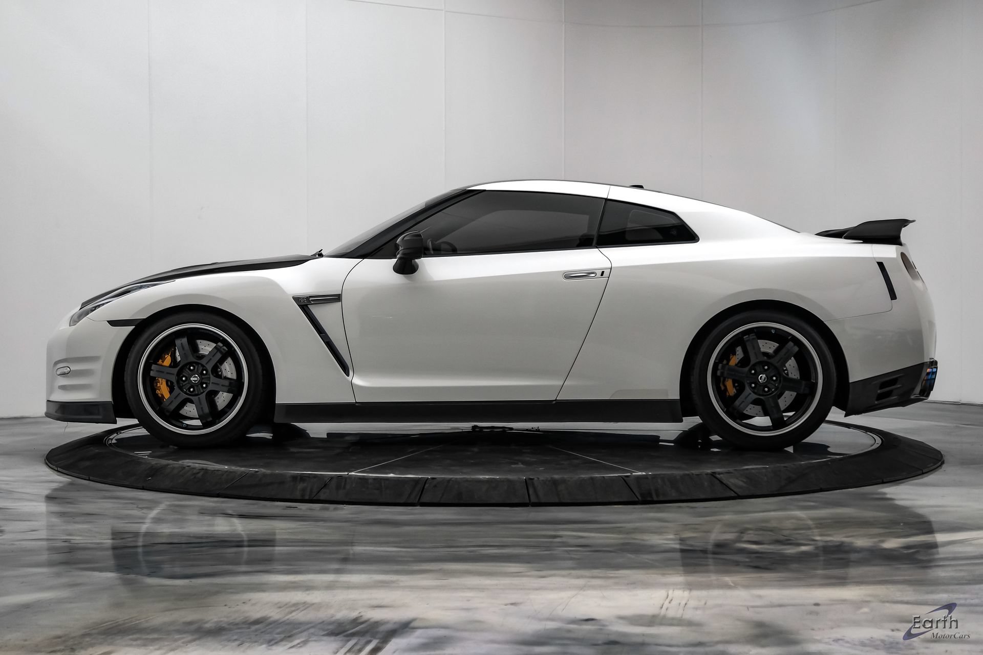 Used 2014 Nissan GT-R Black Edition AWD/4WD image 8