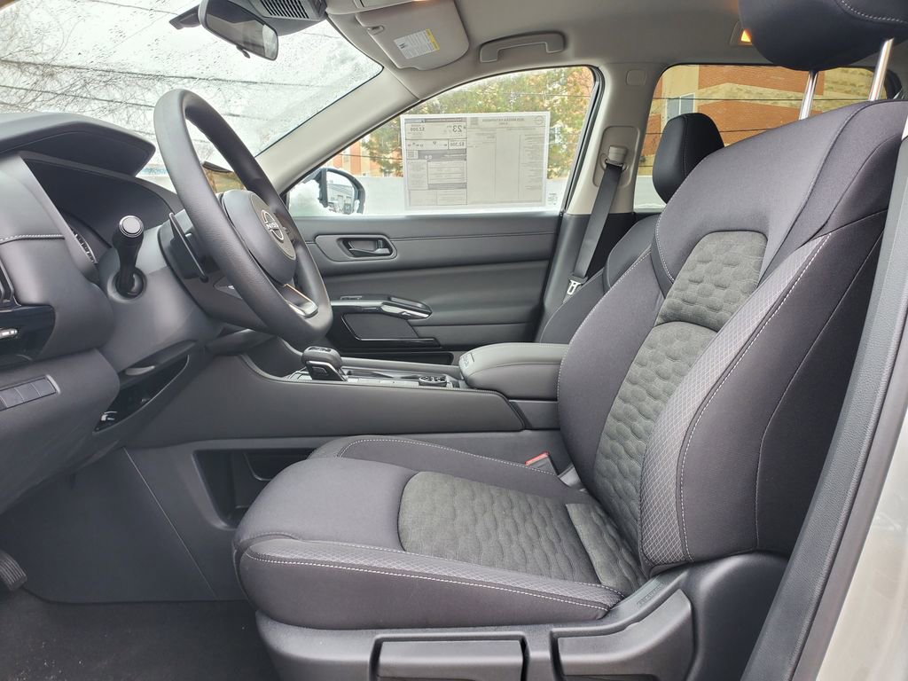 New 2025 Nissan Pathfinder S image 17