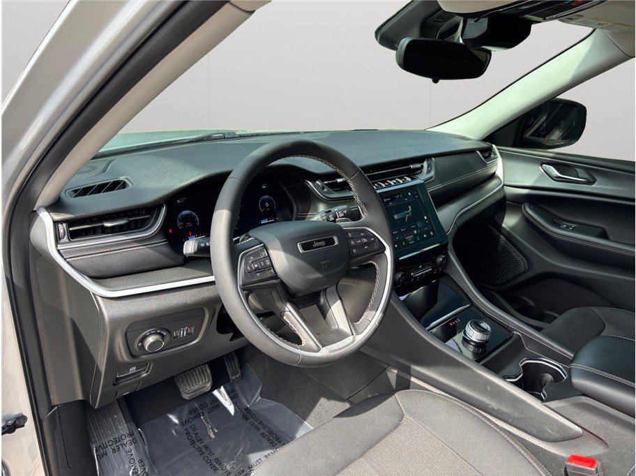 Used 2024 Jeep Grand Cherokee L Laredo image 6