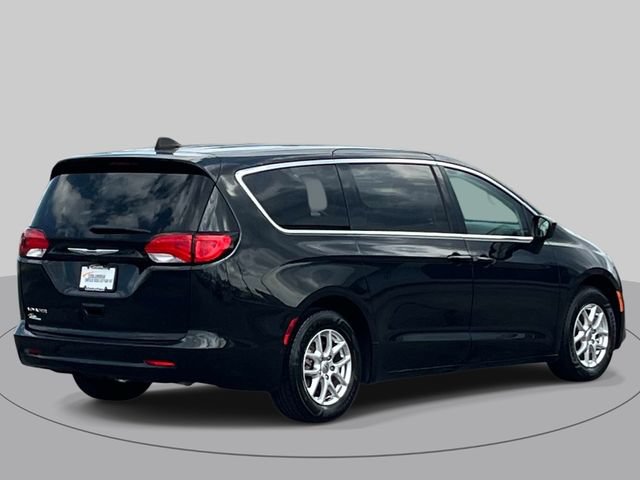Used 2023 Chrysler Voyager LX FWD image 4
