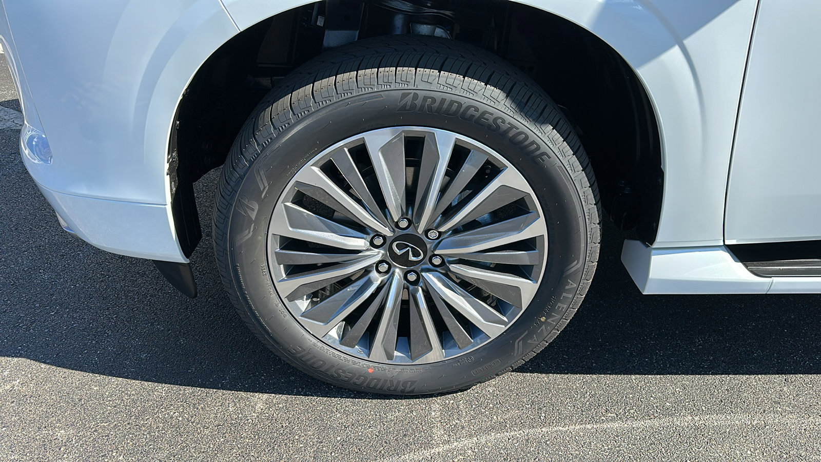 New 2025 INFINITI QX80 Sensory image 3